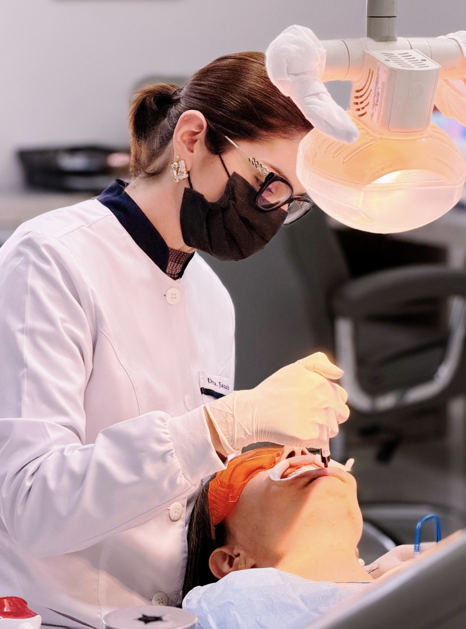 Dra. Janaina Lessi realizando atendimento ortodôntico em consultório